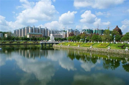 2025年海南文昌房产前景,和威月光海岸VS广粤锦泰·首座楼盘对比!
